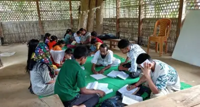 দুর্গাপুরে পাহাড়ি শিশুদের একমাত্র ভরসা ‘প্রকৃতির পাঠশালা’