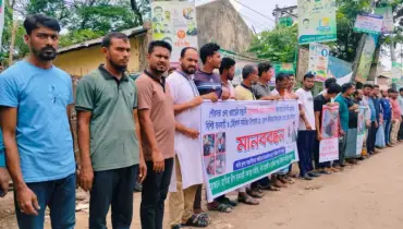 হাতিয়ায় ব্যবসায়ীকে পিটিয়ে হত্যা চেষ্টা: প্রতিবাদে ব্যবসায়ীদের মানববন্ধন