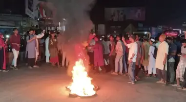 উত্তপ্ত বরিশাল : মহাসড়কে আগুন জ্বালিয়ে আওয়ামী লীগ নিষিদ্ধের দাবিতে অবরোধ