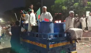 শাহবাগে আন্দোলনকারীদের বিনামূল্যে খাওয়ানো হচ্ছে ঠাণ্ডা পানি