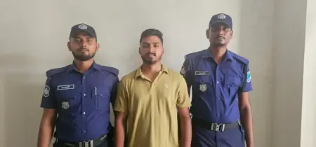 মুন্সীগঞ্জে লঞ্চে তরুণীদের বেল্ট দিয়ে পেটানো যুবক আটক