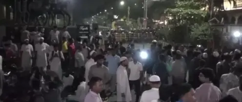 প্রধান উপদেষ্টার বাসভবনের দিকে যাচ্ছেন আন্দোলনকারীরা