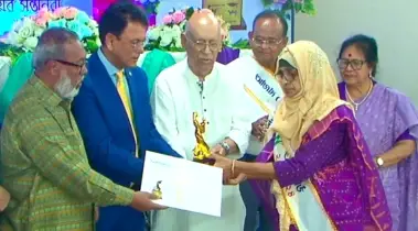 ‘যুদ্ধ থেকে বেঁচে ফিরলে তোমাকেই বিয়ে করবো’: সেই স্ত্রী ফরিদা বেগম পেলেন রত্নগর্ভা মা-এর সম্মাননা