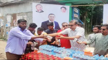 বাউফলে ছাত্রদলের উদ্যোগে তৃষ্ণার্থ পথচারীদের মাঝে খাবার পানি ও স্যালাইন বিতরণ