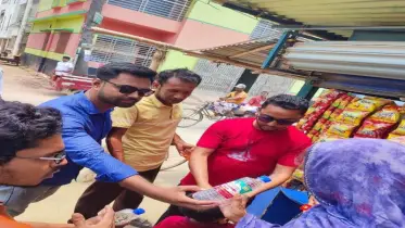 সাপাহারে প্রখর রোদে পানি ও স্যালাইন নিয়ে পথচারীদের পাশে ছাত্রদল
