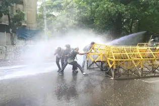 জবি শিক্ষক-শিক্ষার্থীদের লং মার্চে পুলিশের লাঠিচার্জ-টিয়ারগ্যাস, আহত অর্ধশতাধিক