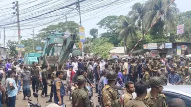 প্রভাবশালীদের দখলে থাকা রেলওয়ের জায়গায় গড়ে ওঠা দুই শতাধিক অবৈধ স্থাপনা উচ্ছেদ