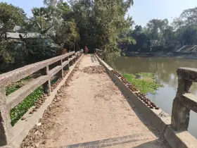 সিরাজগঞ্জে ৩০ বছরের পুরনো সেতু, রেলিং ভেঙে ঝুঁকিতে পথচারী