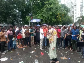 যমুনার সামনে দ্বিতীয়দিনে অনড় অবস্থানে জবি শিক্ষার্থীরা