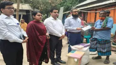 শিবালয়ে অগ্নিকান্ডে ক্ষতিগ্রস্ত পরিবারের পাশে জেলা প্রশাসক
