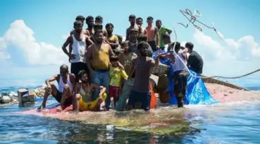 নারী-শিশুসহ ৪০ জন  রোহিঙ্গাকে আন্দামান সাগরে ফেলে দিলো ভারতীয় নৌবাহিনী
