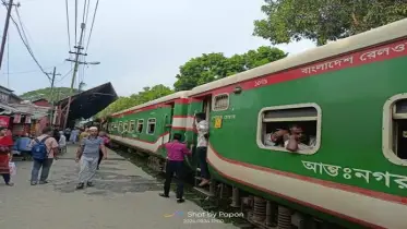 নেত্রকোনায় চলন্ত ট্রেনে বগি রেখে বিচ্ছিন্ন হলো ইঞ্জিন