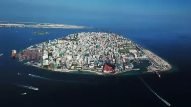 সৌন্দর্যের পাশাপাশি সংগ্রামে টিকে থাকা এক দ্বীপরাষ্ট্র
