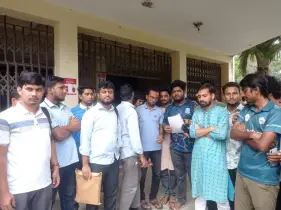 মাইগ্রেশন ফি বাতিলের দাবিতে কুবি শিক্ষার্থীদের স্মারকলিপি প্রদান