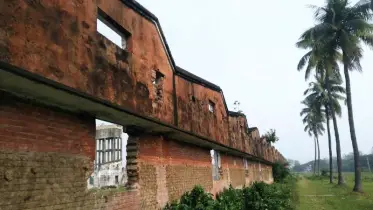 পাবনার ক্যালিকো কটন মিল বিধ্বস্ত পুরাকীর্তিতে পরিণত হয়েছে 