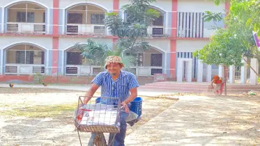 ২৫ বছর ধরে খবর বিক্রি করেই চলে মজিবরের সংসার!