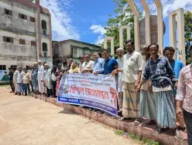 রাঙ্গুনিয়ায় বিদ্যালয়ের এডহক কমিটি বাতিলের দাবিতে মানববন্ধন