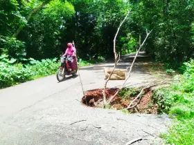 বাকেরগঞ্জ-বরগুনা সড়কে বড় বড় গর্ত, নজর নেই কর্তৃপক্ষের