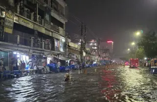 বৃষ্টির পানিতে ভাসছে রাজধানীর নিউমার্কেট