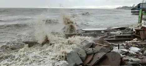 ঘনীভূত নিম্নচাপে উত্তাল কুয়াকাটা উপকূল, ৩ নম্বর সংকেত বহাল