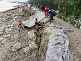 কয়রায় কপোতাক্ষ নদের তীরে বাঁধে ফাটল, আতঙ্কে স্থানীয়রা
