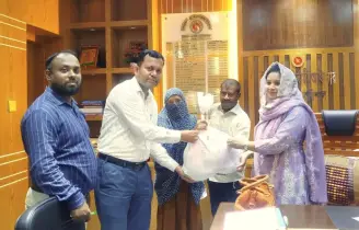 জনকণ্ঠে সংবাদ প্রকাশ, বাকেরগঞ্জে অসহায় নারীকে সহায়তা প্রদান করলেন ইউএনও