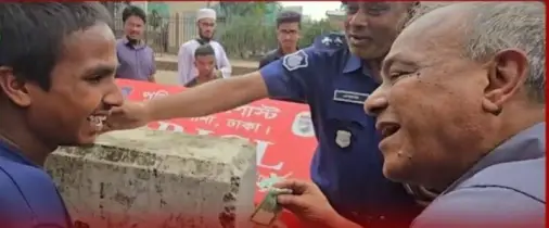 স্যার টাকা লাগবে না! আমি টাকা নিলে মানুষে মন্দ কইবে, স্বরাষ্ট্র উপদেষ্টাকে পথশিশু