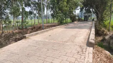 রায়গঞ্জের বড়খাড়ি খালের ঝুঁকিপূর্ণ সেতু দিয়ে চলছে যানবাহন ও পথচারী