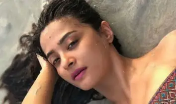 দরজা খুলতেই পরিচালক আমার দিকে ঝুঁকে পড়েন