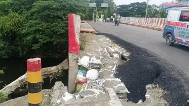 মতলব সেতুর দক্ষিণ পাশের প্রধান সড়ক যেন মরণফাঁদ
