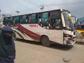 দ্বিগুণ ভাড়া আদায় করছেন গণপরিবহনের চালকরা, ক্ষুব্ধ যাত্রীরা