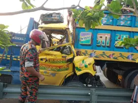 মাওয়া এক্সপ্রেসওয়েতে দুই ট্রাকের সংঘর্ষে আহত ১০