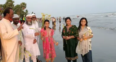 ঈদের দিনে কুয়াকাটায় পর্যটকদের ফুল দিয়ে বরণ করলো বিএনপি নেতাকর্মীরা