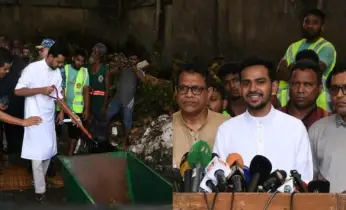 রাজধানীর পরিচ্ছন্নতা কার্যক্রম সরেজমিনে পরিদর্শন করেছেন উপদেষ্টা আসিফ মাহমুদ