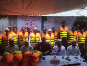 বাউফলে শতাধিক জেলেদের নিরাপত্তায় লাইফ জ্যাকেট উপহার দিলেন ড.মাসুদ 