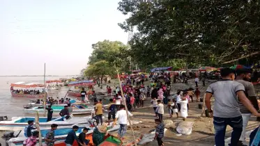 নদীর টানে ছুটছে জনতা: তিস্তা ব্যারাজে উপচে পড়া ভিড়