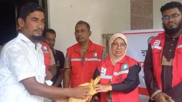 ভোলায় দুস্থ পরিবারের মাঝে রেড ক্রিসেন্ট সোসাইটির কোরবানির মাংস বিতরণ