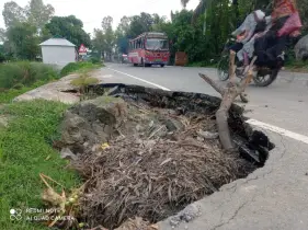 তারাকান্দি-ভূয়াপুর মহসড়কে বিভিন্ন স্থানে বিপদজনক ধস 