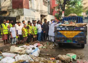 জনসচেতনতার লক্ষ্যে নিজে বর্জ্য পরিষ্কার করলেন বিএনপি নেতা অসীম
