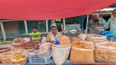 শত বছর ধরে গ্রামীণ হাটের ঐতিহ্য সুস্বাদু ঝুড়িভাজা!