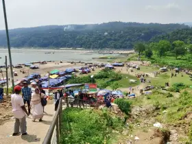 ঈদের ৩য় দিনে জাফলংয়ে পর্যটকদের ভিড়