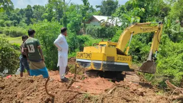 জনদুর্ভোগ দেখে রাস্তা সংস্কার করলেন সাবেক চেয়ারম্যান, স্থায়ী সমাধান চায় এলাকাবাসী