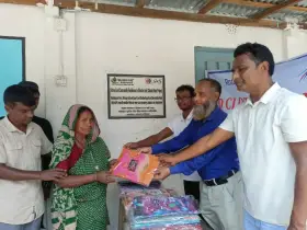 সুন্দরগঞ্জে অসহায়-দুস্থ নারীদের মাঝে শাড়ি বিতরণ