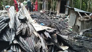 শরীরের কাপড় ছাড়া আর কিছু নেই, মূহুর্তের মধ্যে অগ্নিকাণ্ডে ছাই বসতঘর