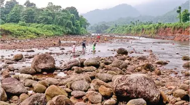 পর্যটন স্পট উৎমা ছড়ায় এখন উপচে পড়া ভিড়