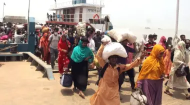 ঈদ শেষে আরিচা-পাটুরিয়া ঘাটে কর্মস্থলমুখী মানুষের ভিড় !