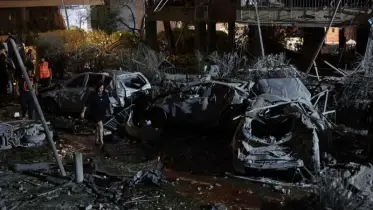 ইরানের রকেট আঘাতে কাঁপলো সেন্ট্রাল ইসরায়েল, রাস্তাজুড়ে ধ্বংসস্তূপ