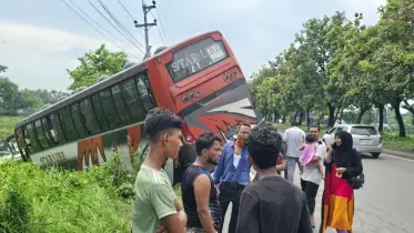 দাউদকান্দিতে যাত্রীসহ বাস খাদে, প্রাণে রক্ষা পেল ৪০ জন যাত্রী