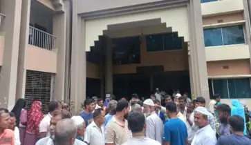 বাড়তি খাজনাসহ নানা প্রতিবাদে যশোরের বউ বাজার বন্ধ, পৌরসভা ঘেরাও