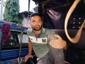 সৈয়দপুরে দেশীয় অস্ত্র, সেনাবাহিনীর কাপড়,  একাধিক মোবাইল ও সীমসহ ভিসা প্রতারক আটক